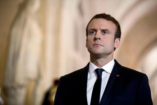 Macron'un diktatörlüğü dünya basınında: Tartışmalı reform oylamadan imzalandı